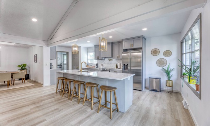 Fishers House | Luxury home, pet friendly, hot tub, concerts and restaurants!