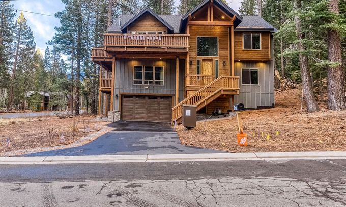 Pioneer Trail House | Luxury Home - Pool Table, Jetted Tub, Fireplaces, Free WiFi, Washer/Dryer