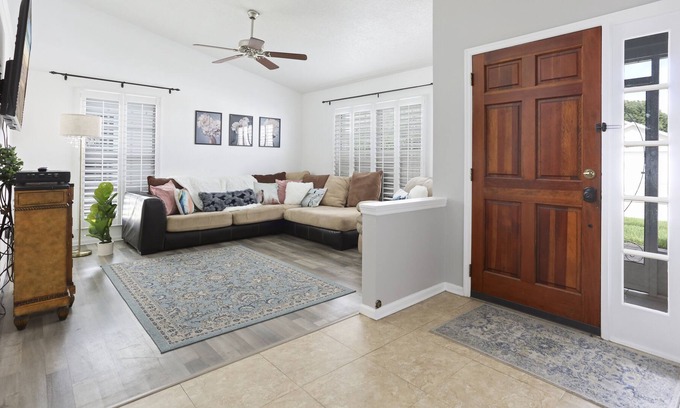 Ventura House | Luxury Home | Pool | Gym | Golf | WiFi | Location