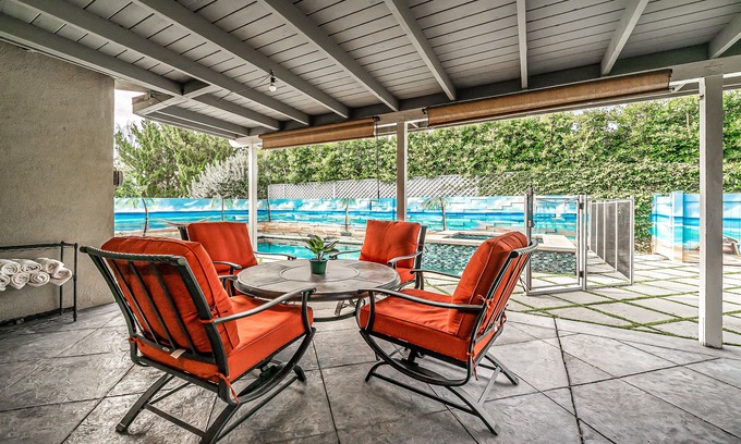 Valley Glen House | Luxury home pool & Jacuzzi. 10 mins to universal studio 15 mins to Hollywood