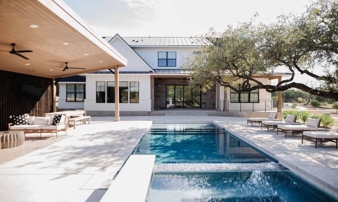 Dripping Springs House | Luxury Home Sleeps 20 Pool & Outdoor Entertainment