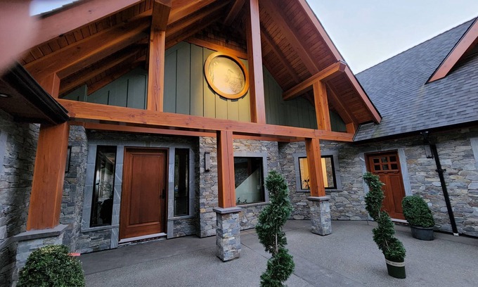 Regional District of Nanaimo Hotel | Luxury Home/Villa Beautiful Oceanview Georgia straight, Hot Tub Spa