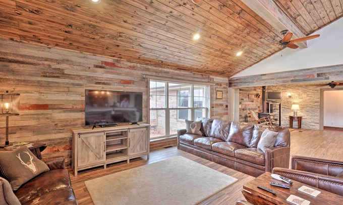 Oklahoma County House | Luxury Home w/Pool + Forest Vistas - 29 Mi to OKC!