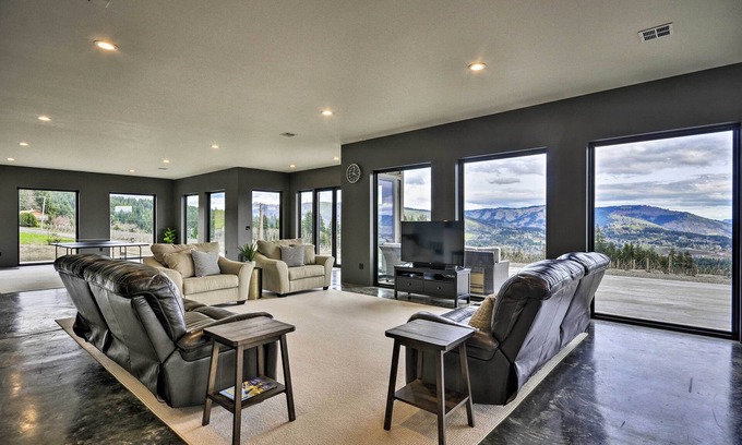 Underwood House | Luxury Home w/Views - 5 Min to Columbia River