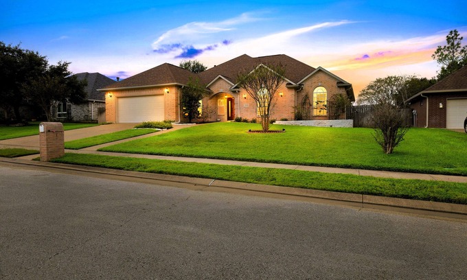 Wellborn House | Luxury Home with Gourmet Kitchen - 3 Miles to A&M, Sleeps 14