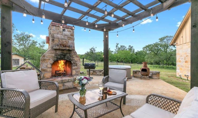 Fredericksburg House | Luxury Home With Fire Pit & Hill Country Views