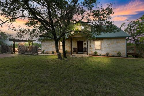 Fredericksburg House | Luxury Home with Fire Pit & Hill Country Views