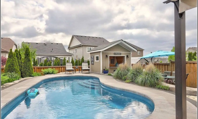 Cobourg House | Luxury Home with Heated Pool, Hot Tub, BBQ & Beach - Living the Dream !