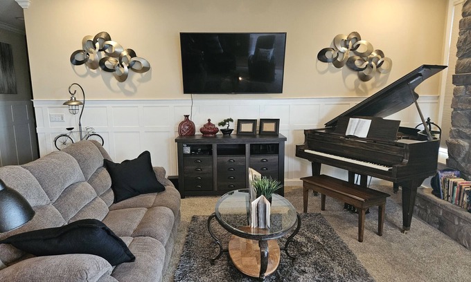 Spencerville House | Luxury Home with Hot Tub, Sauna & Golf Cart