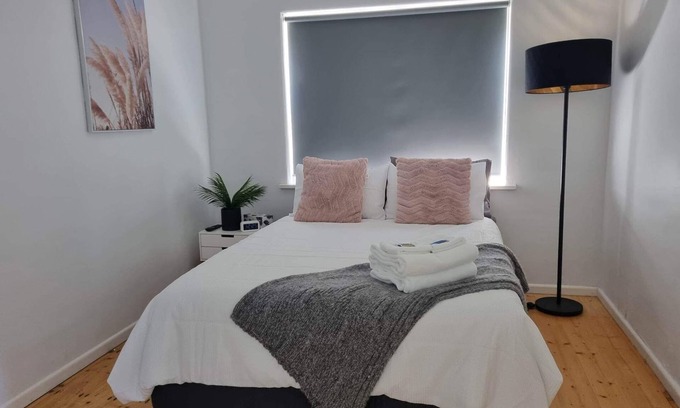 Portland House | LUXURY HOME WITH KING BED, HOT TUB, WiFi, AC , Arcade games Netflix sleeps 9