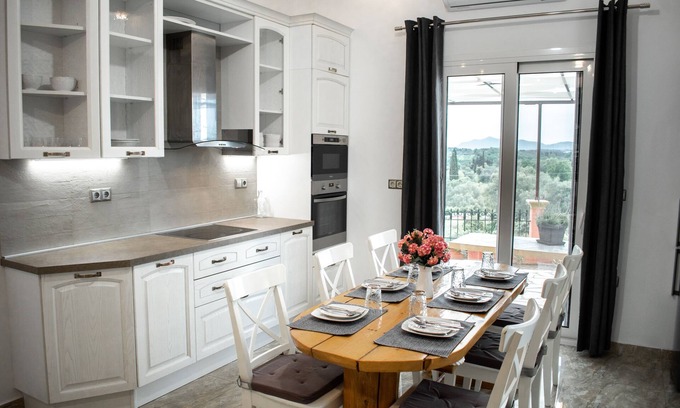 Skripero House | Luxury home with large spaces in a beautiful natural arean