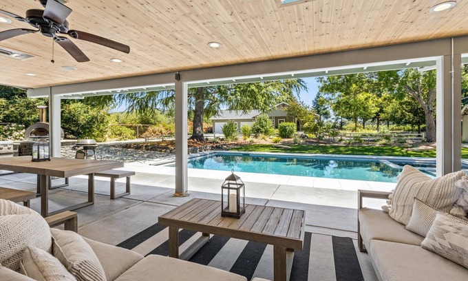 Santa Rosa House | Luxury Home with Pool/Jacuzzi and vineyard views close to Healdsburg Plaza