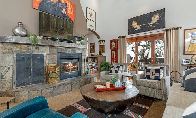 Highland Meadows House | Luxury Home with Private Hot Tub + Woodburning Fireplace - Pet Friendly