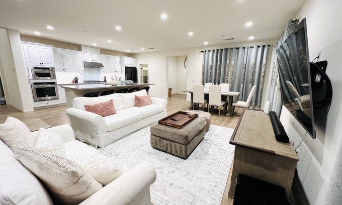 Santa Barbara House | Luxury Home with Community Pool Spa 5 Mins to UCSB