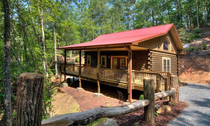 Bryson City Cabin | Luxury Honeymoon Suite-10 min from Smoky Mtn Railway & NOC