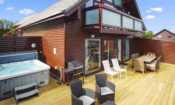 Winnard's Perch Cabin | Luxury hot tub Lodge at Retallack nr. Padstow & Newquay