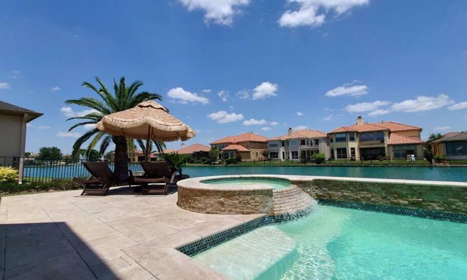 George Bush Park/Eldridge Villa | Luxury House/1 bedroom/1.5 Pvt Master Bathroom