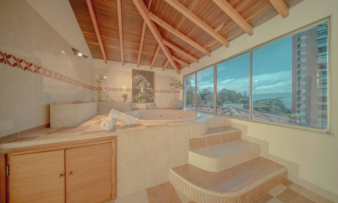 El Tesoro House | Luxury House: 24/7 Security, Jacuzzi, Maid/Chef