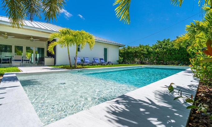 North Bay Village Apartment | Luxury House 4 beds heated Pool w Jaccuzzi