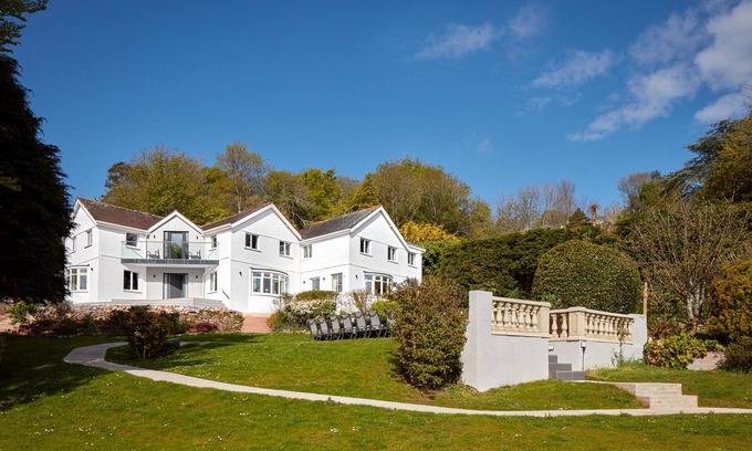 Torquay House | Luxury House | AMAZING sea views |Indoor Pool |8 En-suite bedrooms |Pub & Beach