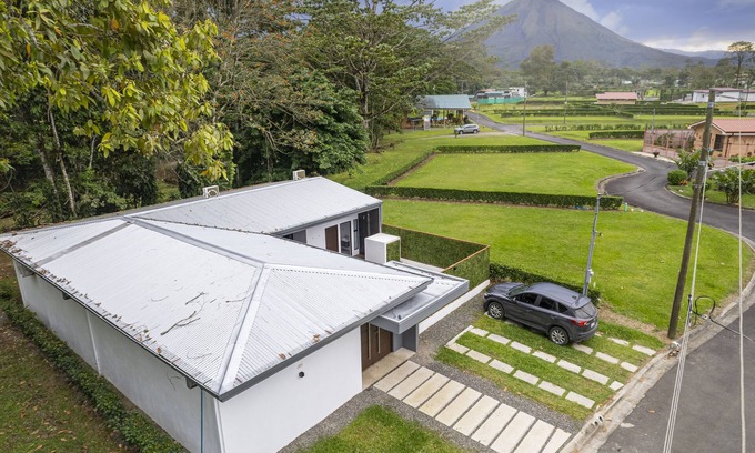 La Fortuna House | Luxury House - Arenal Vocano View - Private pool - 2 km from Fortuna Downtown!