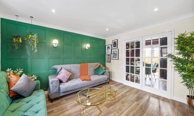 Barrow Gurney House | Luxury House in Bristol with Hot Tub - Sleeps 10