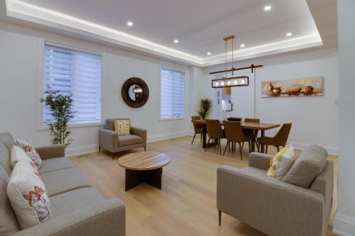 Clairlea Apartment | Luxury House In Scarborough