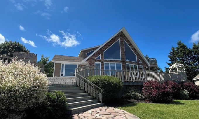 New London House | Luxury House in the Cavendish Area with Pool, Hot Tub and Air Conditioning