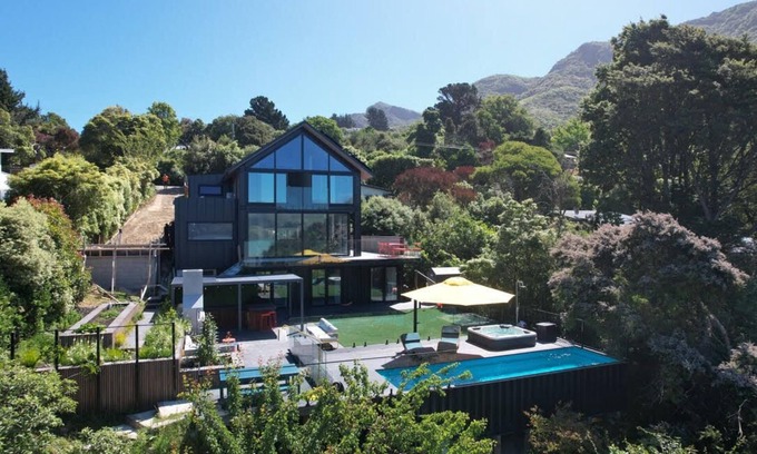 Governors Bay House | Luxury house in the bay. W/pool, spa, pizza oven, bbq and deck.