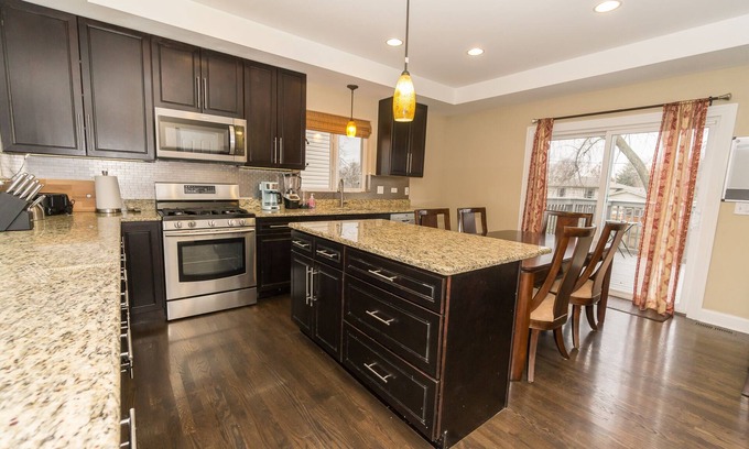 Bensenville House | Luxury House minutes away from O'Hare and Downtown Chicago