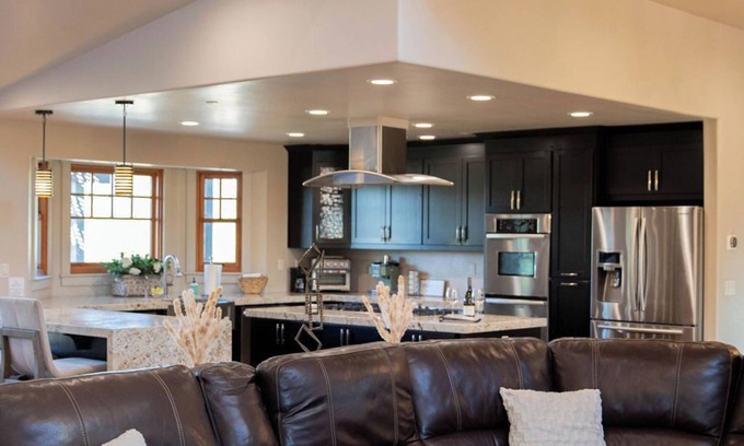 Lincoln House | Luxury House/Private/Hot Tub/Lots of Amenities