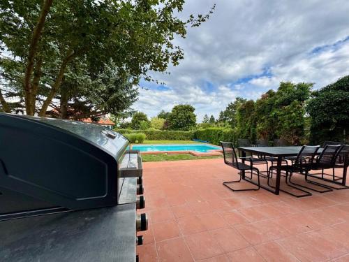 Kalksburg Apartment | Luxury House with Pool, Garden, AC & Sauna
