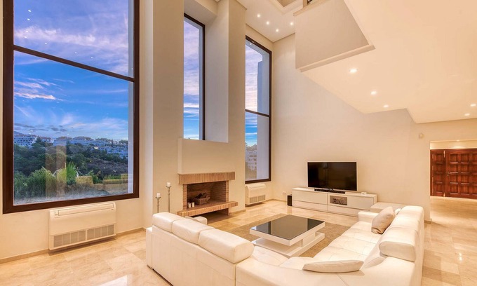 Marbella Cabin | Luxury house with beautiful pool and large garden