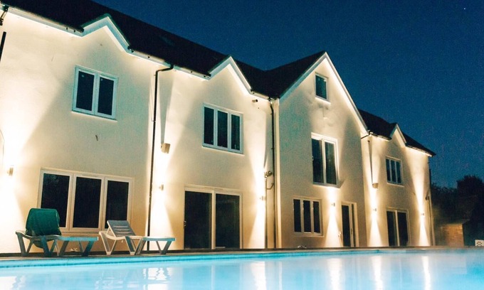 Sharnbrook House | Luxury House with pool and hot tub. Rural private setting