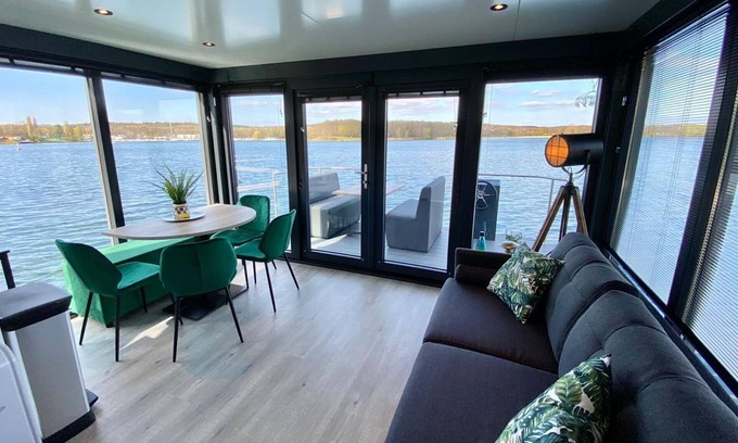 Middelaar Boat Rental | Luxury Houseboat on the Lake Mooker