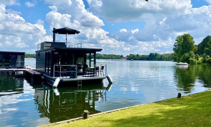 Middelaar Boat Rental | Luxury Houseboat on the Mookerplas