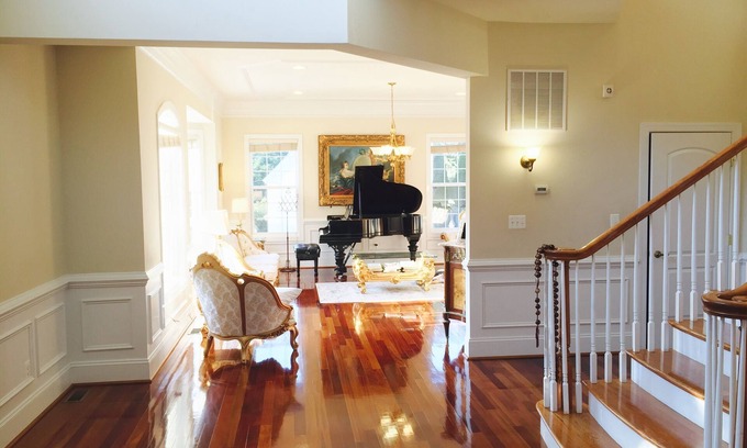Annandale House | Luxury huge Victorian Villa 7000 sq ft. 15 min to DC. Sleeps 27 guests.