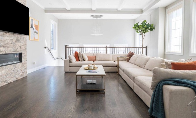 Grand Boulevard House | Luxury Hyde Park Haven- Perfect for families and digital nomads. Pet Friendly.