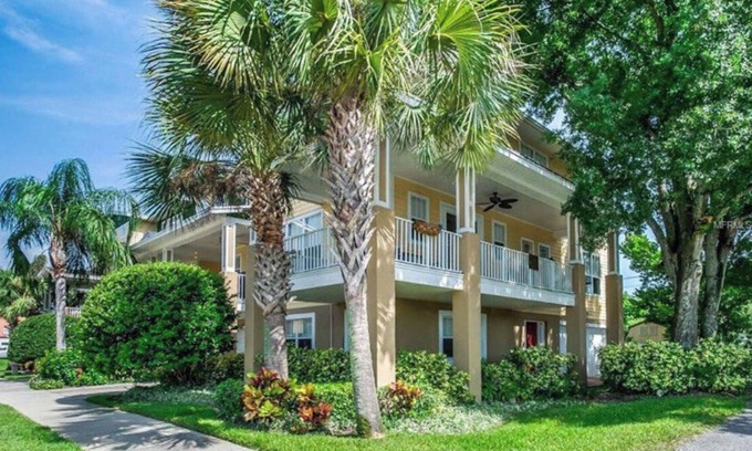 Courier City - Oscawana House | Luxury Hyde Park Townhome- WALK TO RESTAURANTS/BARS