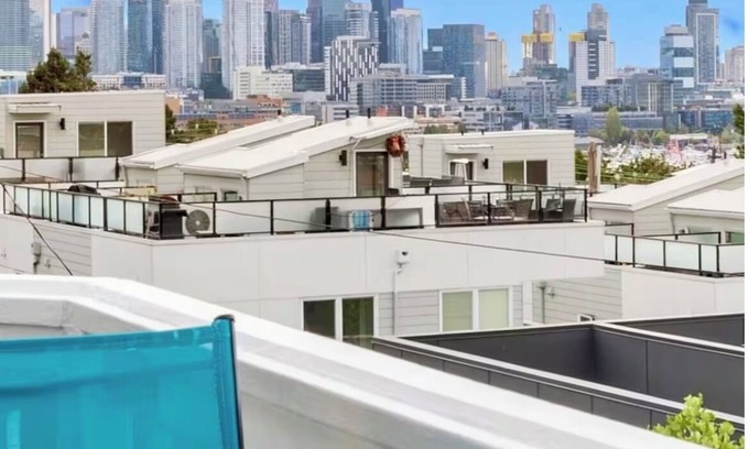 Eastlake House | Luxury! Iconic downtown VIEWS! Space Needle, Lake Union, Olympic Mtns!