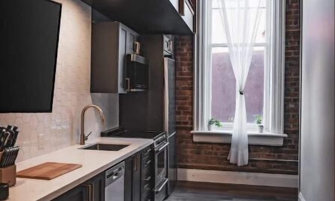 Barrie Apartment | Luxury Industrial Loft-King Bed-17ft Ceilings