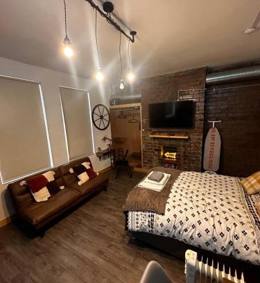 Leeds Apartment | Luxury industrial Studio - Free Parking - Great Location