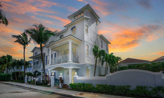 Juno Beach House | Luxury Juno Beach Estate: Pool & Firepit