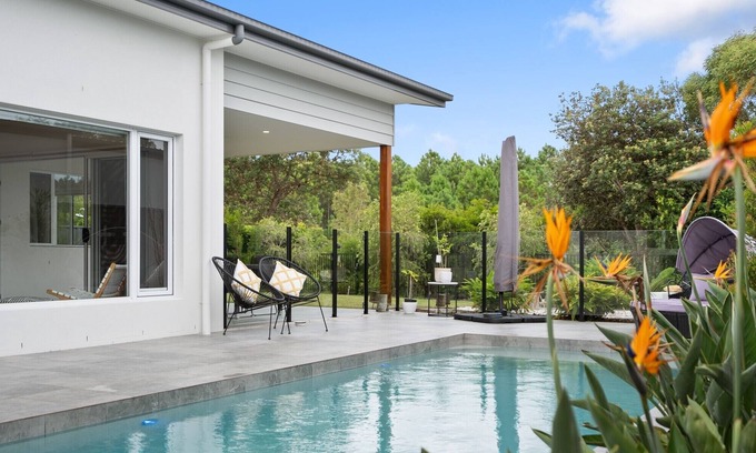 Banksia Beach Apartment | Luxury Kangaroo View