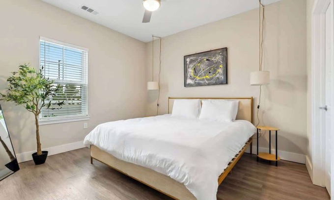 Southeast Orlando Apartment | Luxury King Bed, Close to Parks, Pet-Friendly