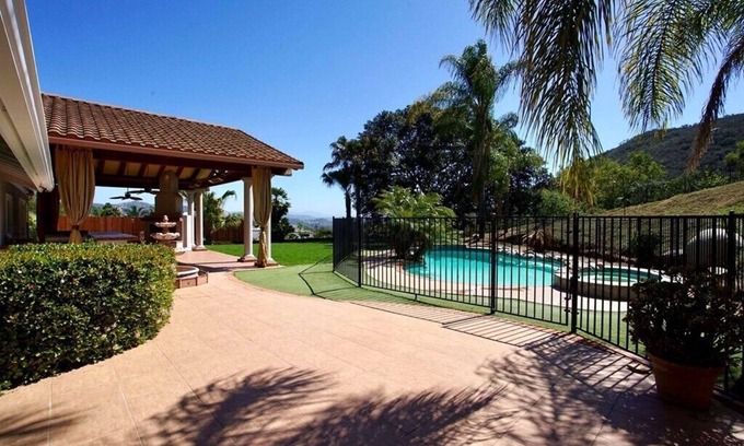Mesa Rock House | Luxury King-Bed, Desk, Sofa, Fridge, 1 Acre Yard