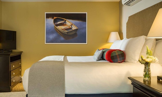 Portland House | Luxury King Room with Parlor and Balcony