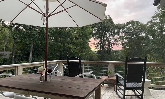 Highlands Cottage | Luxury King Studio · In-Town Highlands · Mountain View · Fireplace · Fiber WiFi