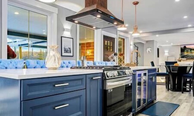 Bryant Pond House | Luxury Lake Chalet Beach, Hot Tub & Firepit