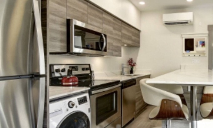 Vernon Apartment | Luxury Lake Escape - beach condo with lake access, pickleball and heated pool!